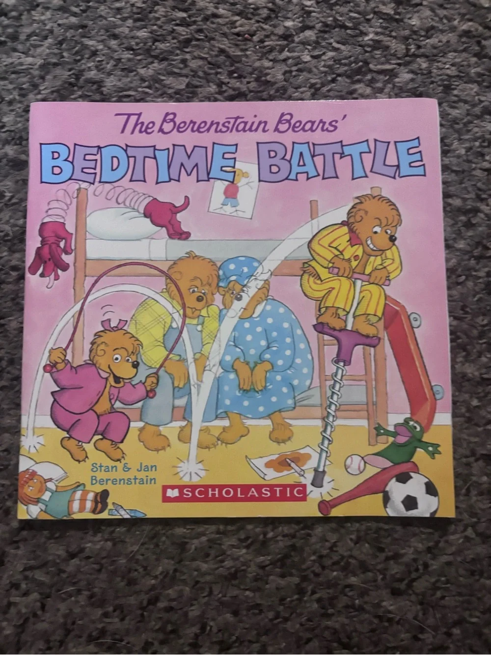 Scholastic The Berenstain Bears Bedtime Battle - Pink Cover